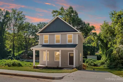 415 N Tradd St, Statesville, NC 28677