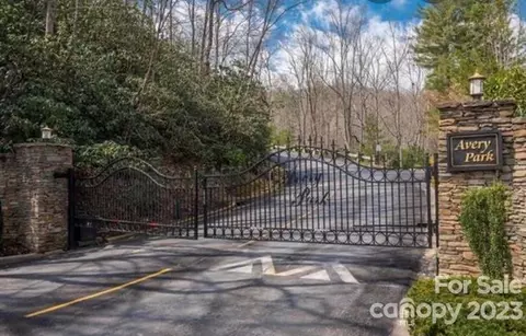 1215 Kanawa Ln, Arden, NC 28704