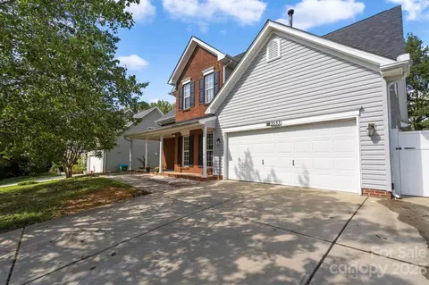 2233 Candlelight Woods Dr, Matthews, NC 28105