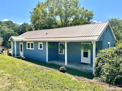 137 Winfield St, Canton, NC 28716 photo 3