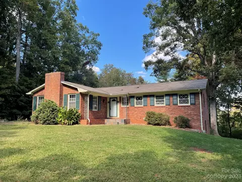 109 Crest Hill Dr, Morganton, NC 28655