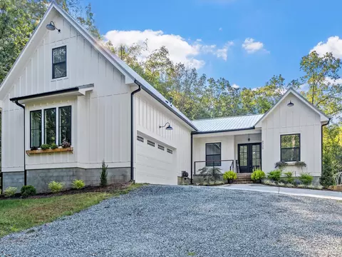 8709 Crestview Dr, Waxhaw, NC 28173