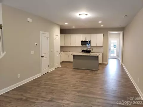 1819 Edgewater Nw Dr NW, Conover, NC 28613 photo 2
