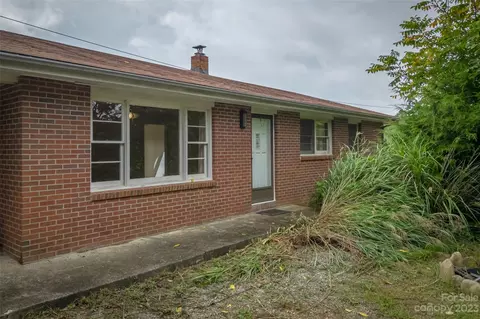 40 John Delk Rd, Hendersonville, NC 28792