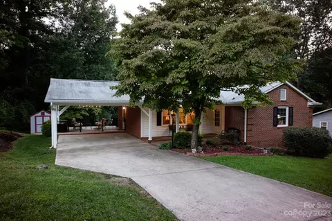 314 Foxcroft Dr, Asheville, NC 28806