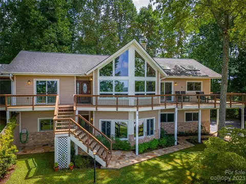 749 Whites Lake Blvd, Saluda, NC 28773
