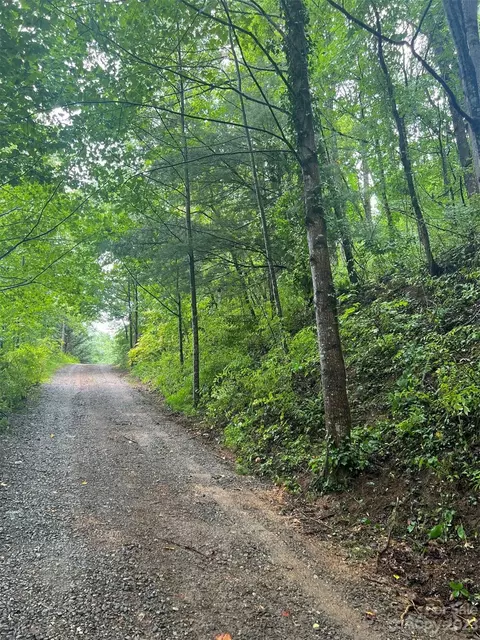 5 Whisper Creek Ln, Asheville, NC 28804