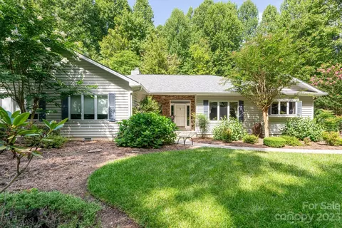 102 Maple Hill Dr, Flat Rock, NC 28731