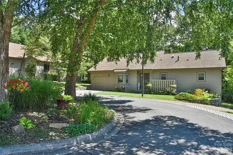 26 Trillium Ct, Asheville, NC 28805