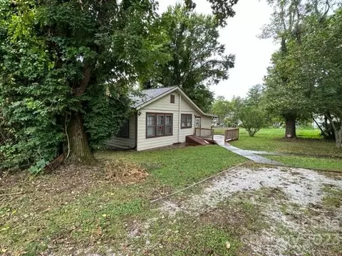 627 Edgewood Ave, Hendersonville, NC 28792