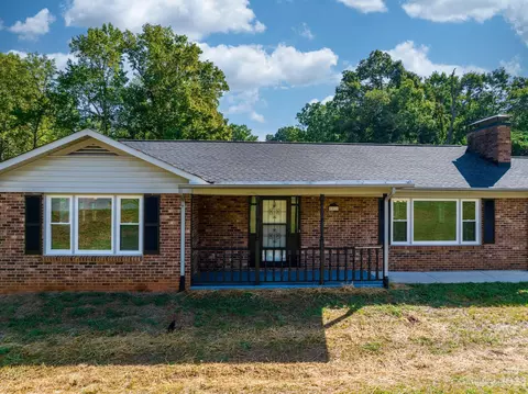 5512 Pine Lake Ct, Hickory, NC 28601