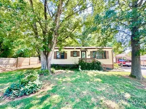 2814 Glenview Dr, Statesville, NC 28677