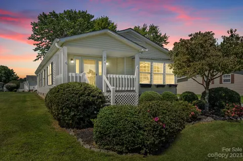 540 Riverwind Dr, Hendersonville, NC 28739