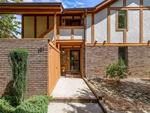 101 Fleetwood Plz, Hendersonville, NC 28739