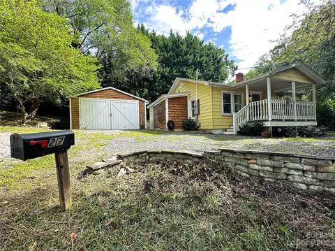 27 Vine St, Woodfin, NC 28804