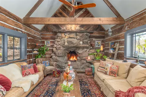 33 Taproot Trl, Barnardsville, NC 28709