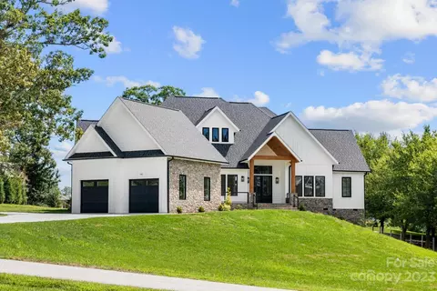 102 Majestic Ridge Rd, Mills River, NC 28759