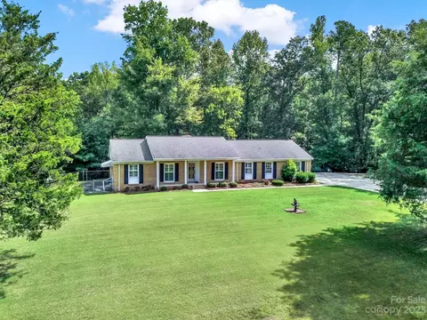 1860 Robin Dr, Lancaster, SC 29720 photo 2