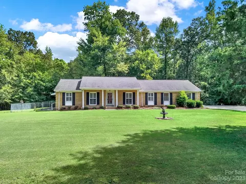1860 Robin Dr, Lancaster, SC 29720 photo 3