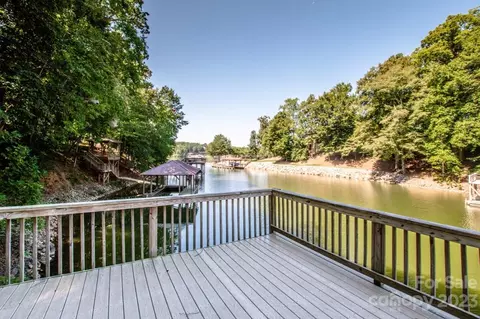 236 S Harbor Watch Dr, Statesville, NC 28677