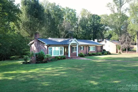 1318 Brentwood Dr, Newton, NC 28658