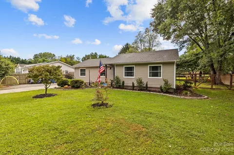44 E Sugar Maple Dr, Hendersonville, NC 28739