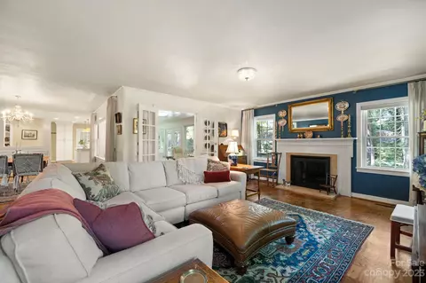 681 Blythe St, Hendersonville, NC 28739