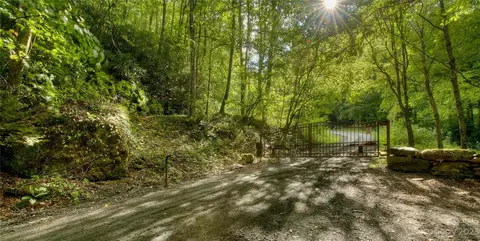 38 Johnson Rd, Spruce Pine, NC 28777
