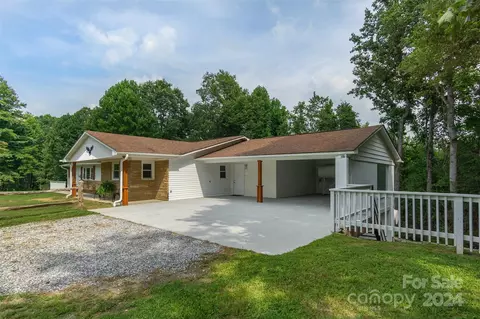 468 Deer Park Lake Rd, Spruce Pine, NC 28777