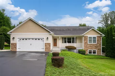 19 Stone House Rd, Hendersonville, NC 28739