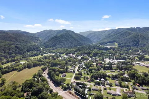 320 River Dr, Hot Springs, NC 28743
