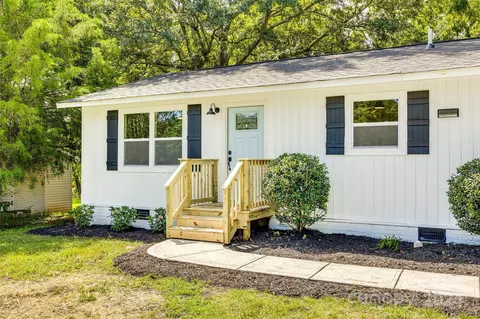 625 Noles Dr, Mount Holly, NC 28120