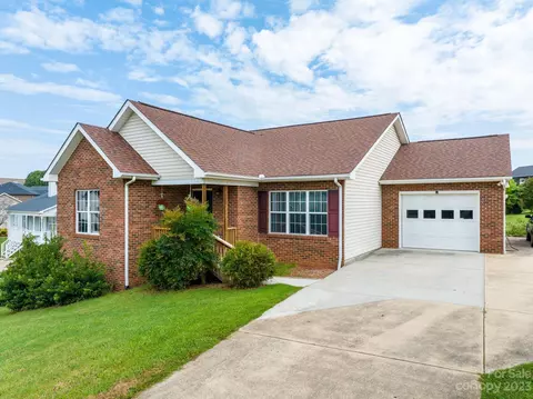 4834 Wordsworth Cir, Conover, NC 28613 photo 2