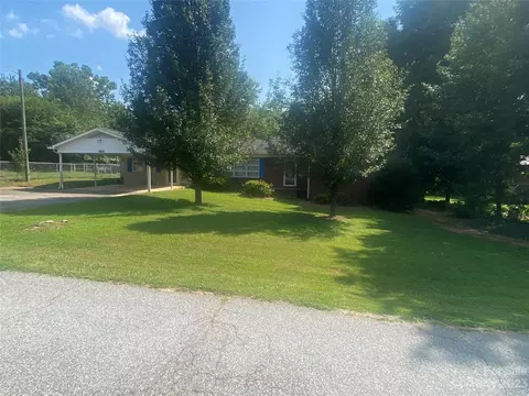 1422 Bushville Dr, Lenoir, NC 28645