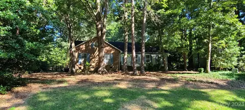 2400 Connemara Dr, Matthews, NC 28105