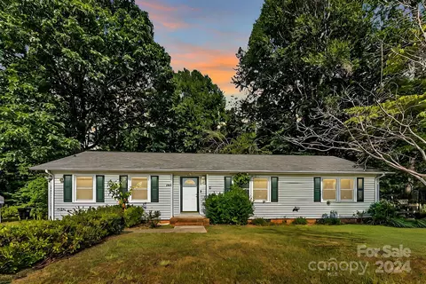 709 King Arthur Dr, Gastonia, NC 28056