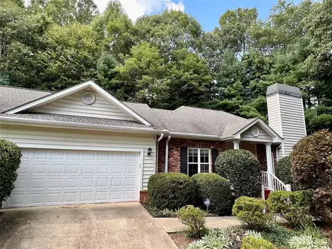625 Carriage Commons Dr, Hendersonville, NC 28791