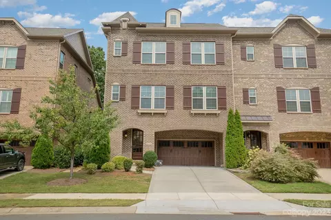 6428 Fairway Row Ln, Charlotte, NC 28277