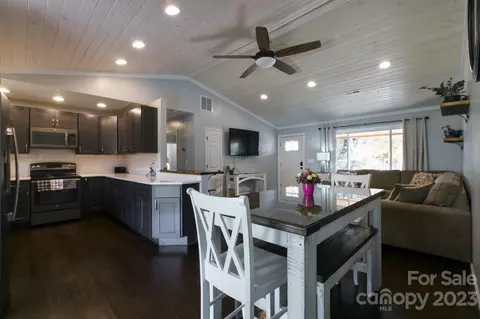 19 Stratford Dr, Waynesville, NC 28786