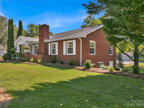 212 Chelsea St, Hendersonville, NC 28791