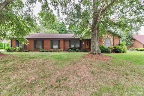 1076 Fairway Dr, Newton, NC 28658