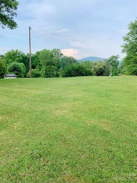 859 St Pauls Rd, Hendersonville, NC 28792