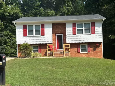 2106 Powderhorn Ct, Lenoir, NC 28645
