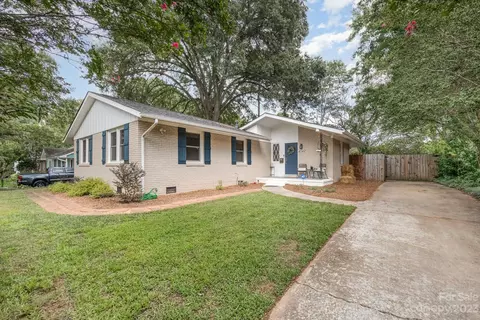 4542 Crestmont Dr, Charlotte, NC 28205