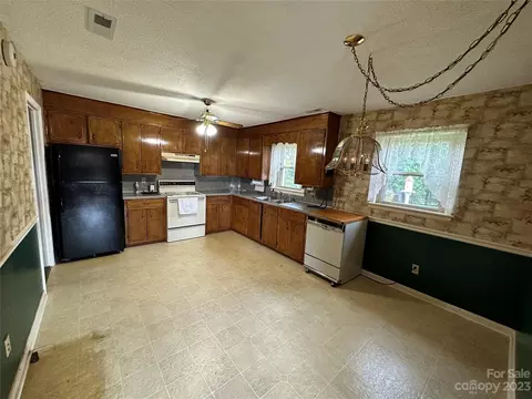 1227 Winston St, Conover, NC 28613 photo 4