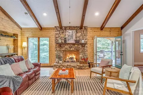 39 S Fair Oaks Dr, Hendersonville, NC 28791