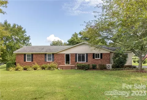 1961 Davis Cir, Clover, SC 29710
