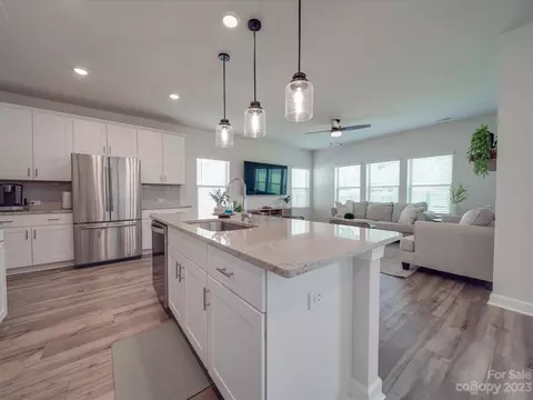 8850 Festival Way, Charlotte, NC 28215