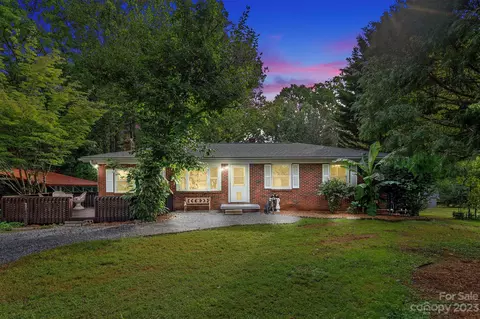 24 Vernon Lois Ln, Swannanoa, NC 28778