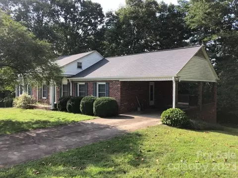 2964 Palmer Pl, Hudson, NC 28638